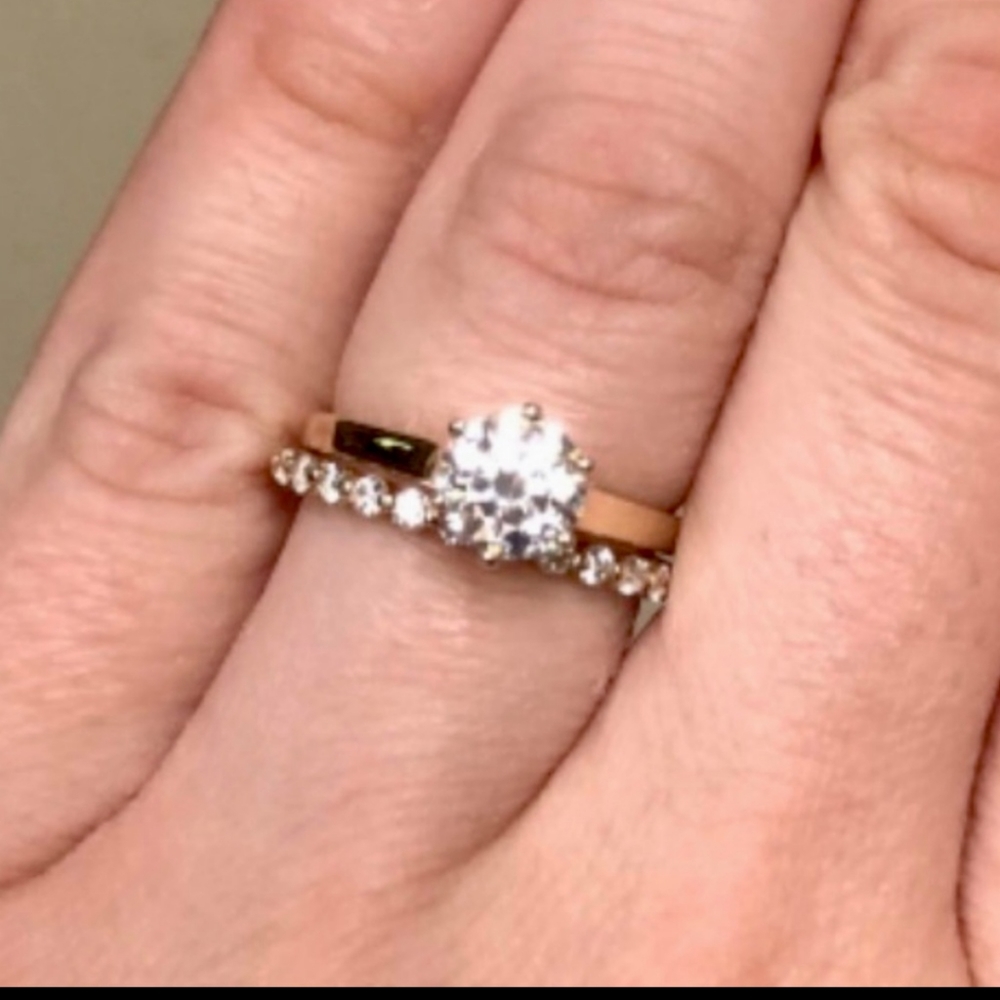 Stunning 10k Rose Gold Diamond - Picture 3 of 6